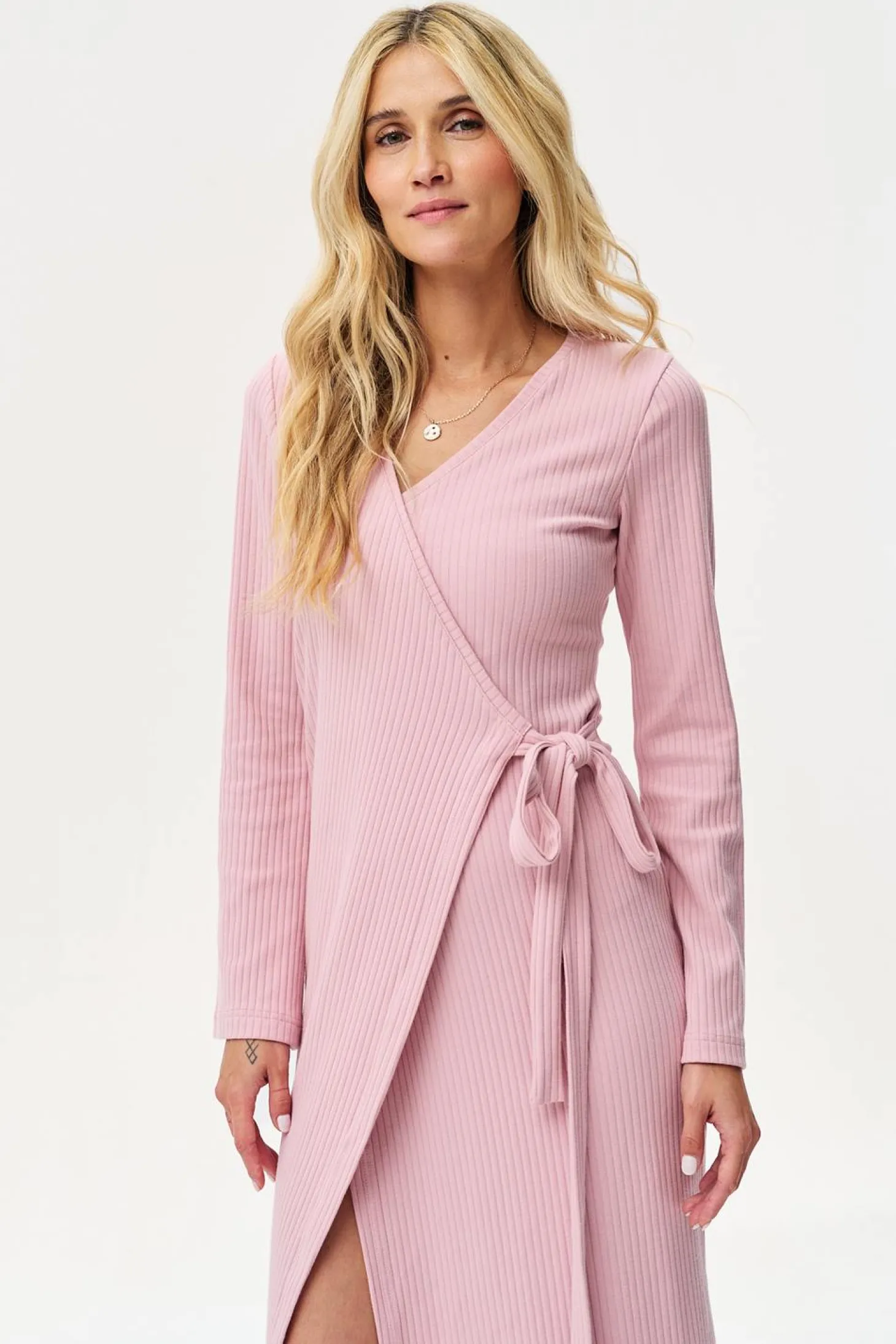 Sukienka dzianinowa midi Gentle Blush