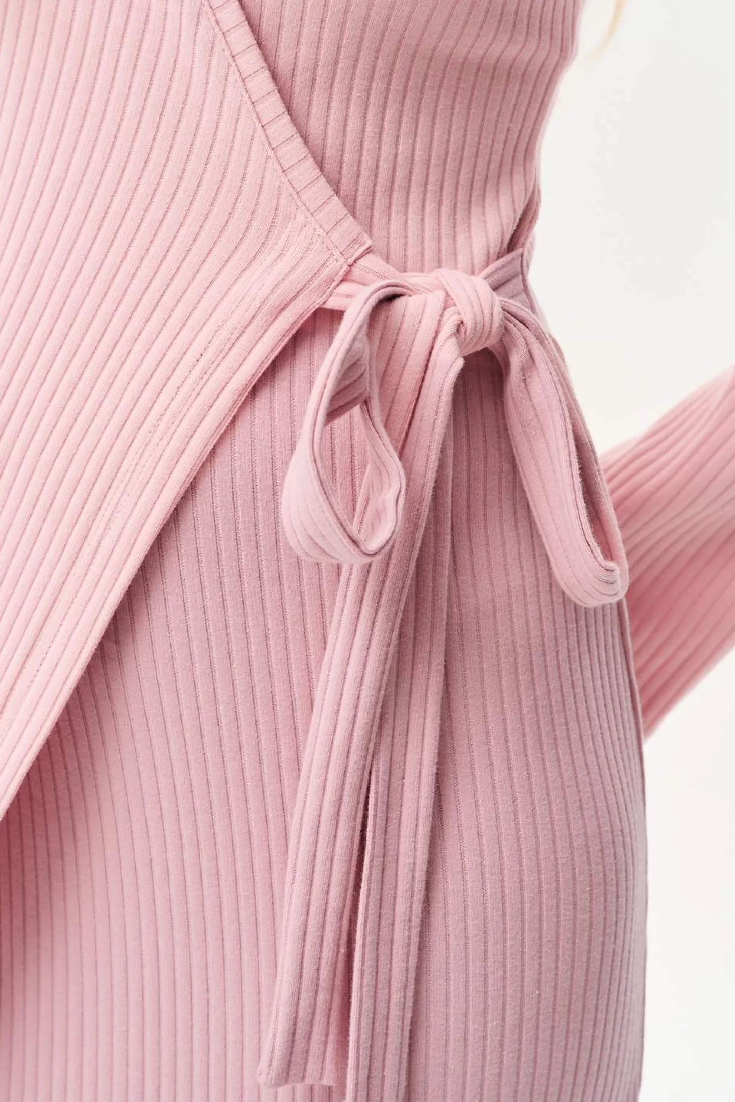 Sukienka dzianinowa midi Gentle Blush
