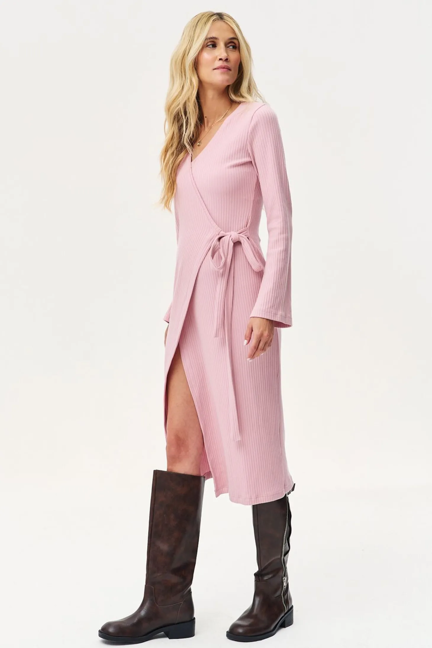 Sukienka dzianinowa midi Gentle Blush