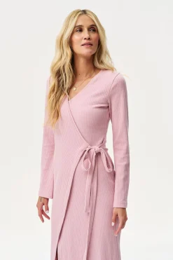 Sukienka dzianinowa midi Gentle Blush